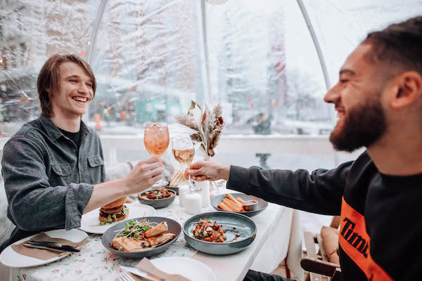 Deux hommes passent un bon moment au restaurant Lola Rosa